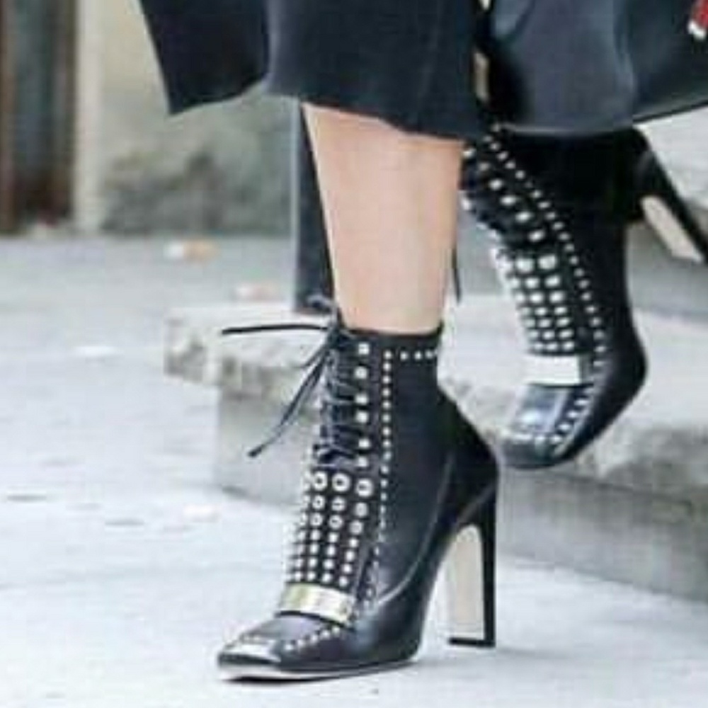 LOOKING FOR THESE SHOES IN A SIZE 10/11